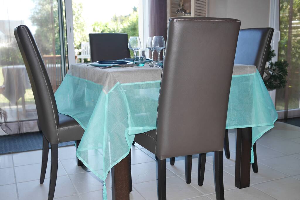 Coin repas (intérieur avec vue sur jardin)