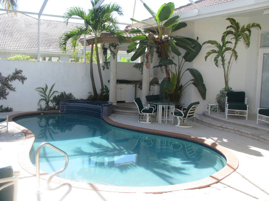 Courtyard w/ pool & Grill