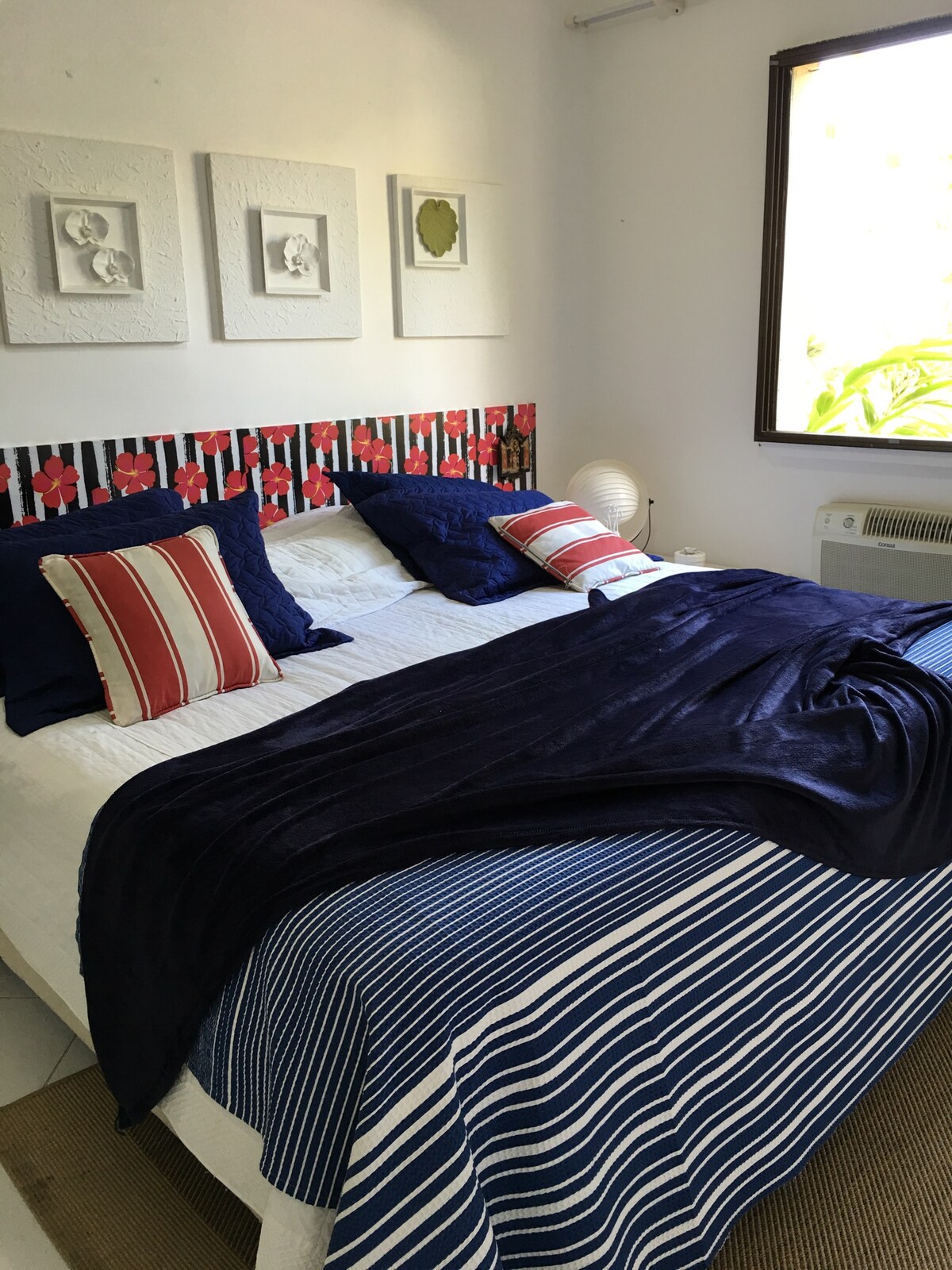 غرفة نوم بحجم كبير بالإضافة إلى سرير ثانوي للأطفال الصغار