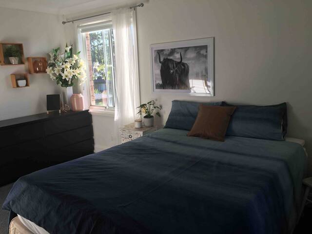 Large private & quiet room in Sutherland.