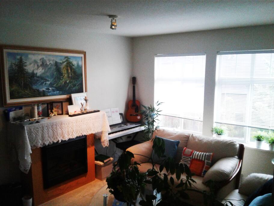 There's nothing more relaxing than listening to the sound of music in this cozy living room. Play the piano even if it's the first time for you!