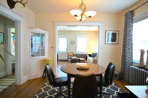 Astoundingly Charming Bungalow, Bells & Whistles!
