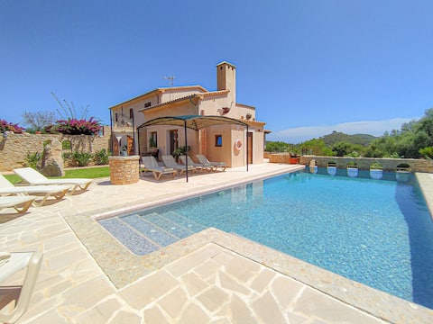 Popular Airbnb listing: Peaceful farmhouse with infinity pool in S'Horta in Felanich