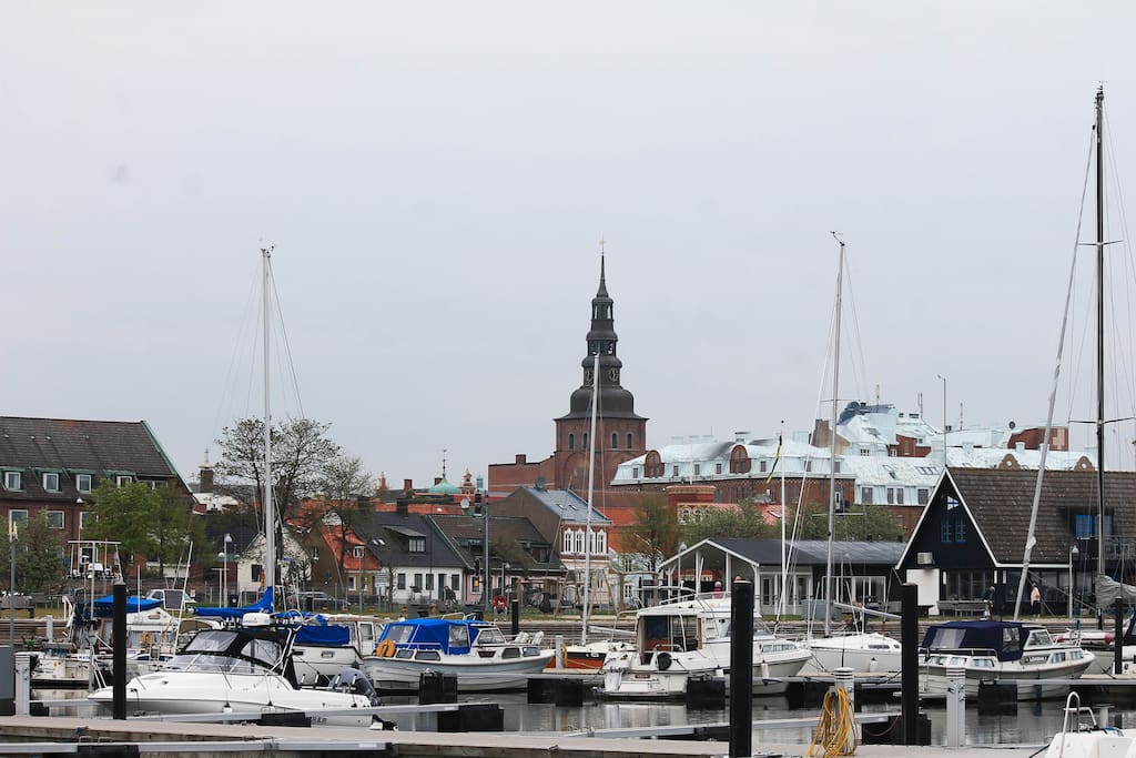 Ystad gamla stan ligger precis vid marinan