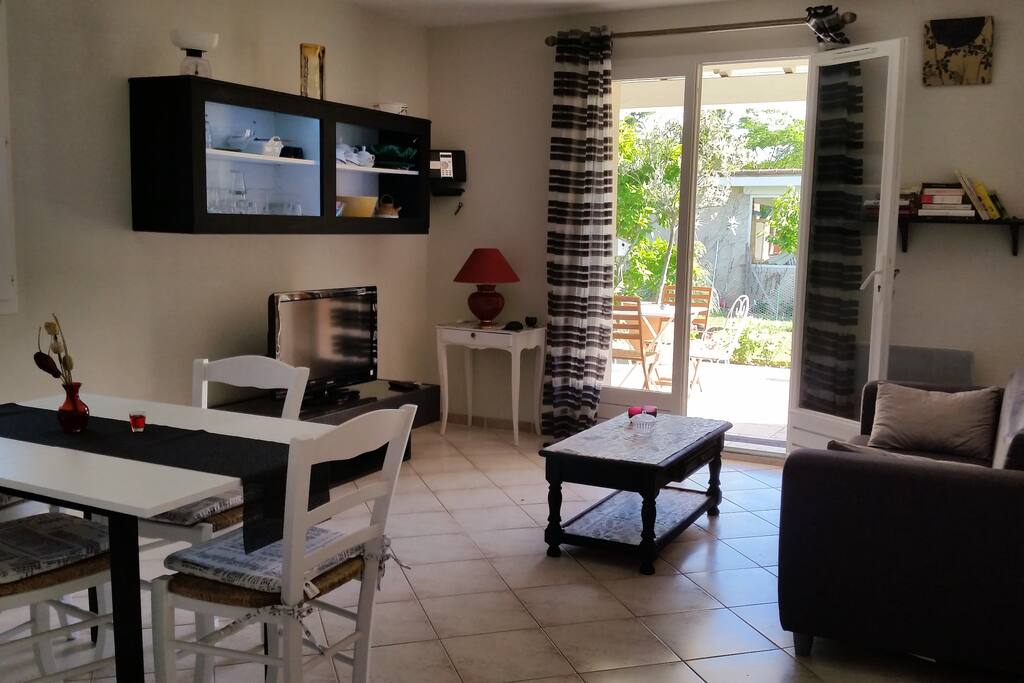 Pièce de vie avec canapé convertible