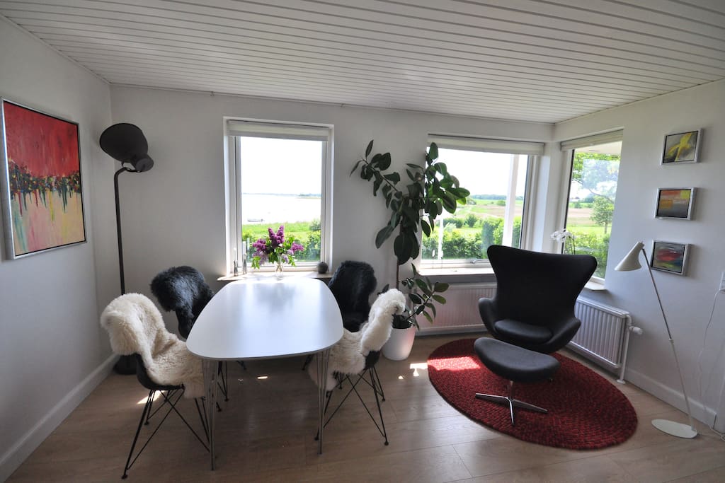 Livingroom with dining table