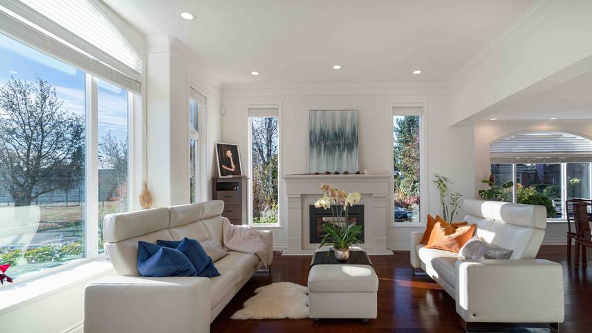 温哥华西区的豪华别墅，附有按摩浴缸钢琴，接近机场downtown gallery image 2