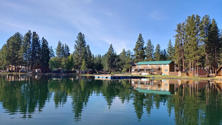 Expansive Lakeside Retreat