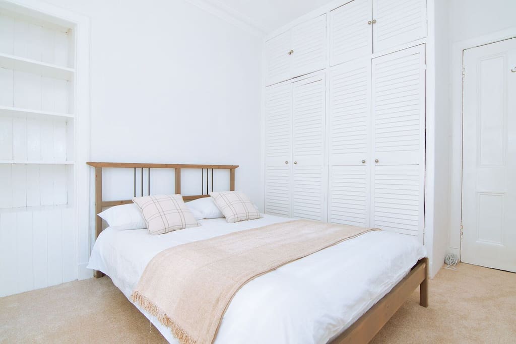 Lovely Bright Bedroom - Queen Sized Bed