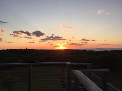 Amazing Views!!Sunsets!!HistoricMV Gem&Lg.RoofDeck