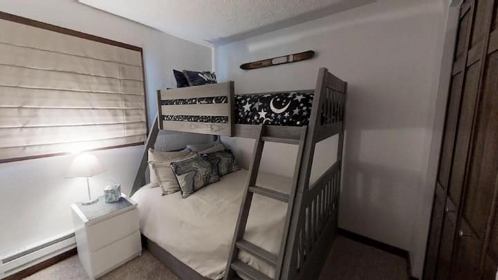 Spálňa pre hostí s úplne novou poschodovou posteľou Full-Twin. Ideálne pre rodiny!