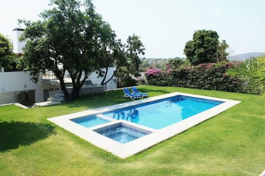 Alberca con jacuzzi