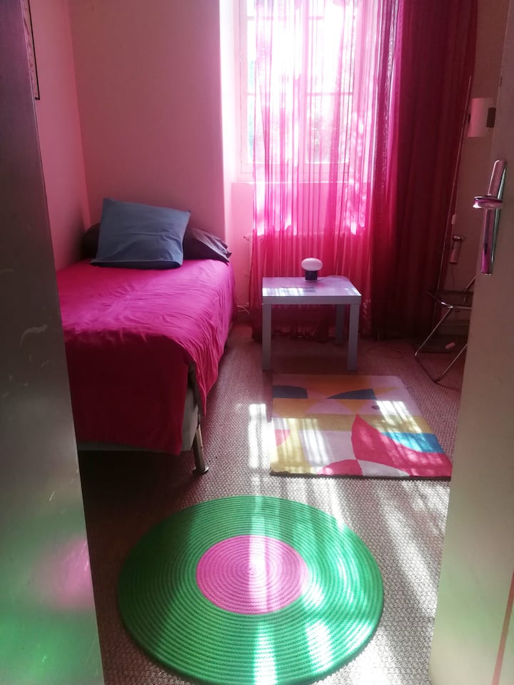 Chumba cha Mtu Mmoja, Ghorofa ya Chini