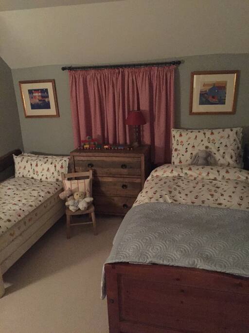 Twin room; 2 single beds/single + toddler bed/cot