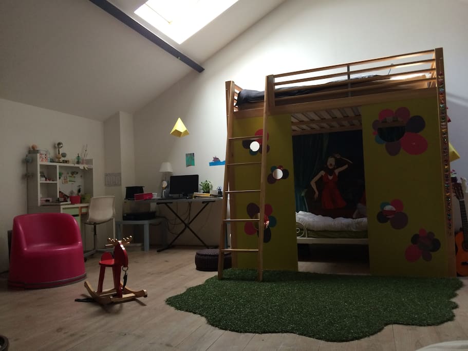 Chambre avec 2 lits 140 x 190 supperposés.