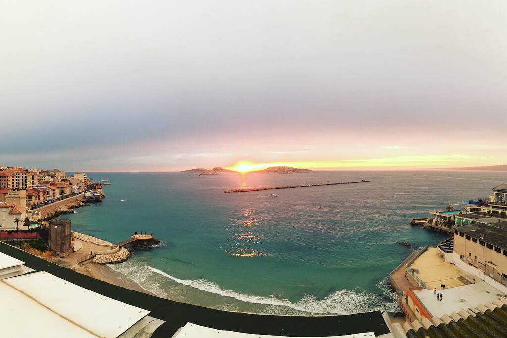 vue panoramique sur la plage des catalans et l'entrée du port de Marseille