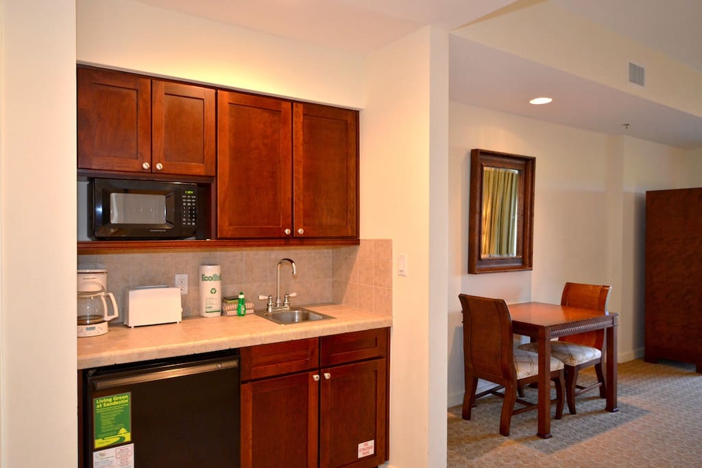 Kitchenette with Microwave an