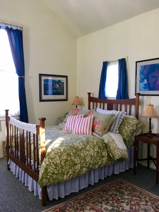 Antique bed, quality linens, goose down comforter; high ceilings