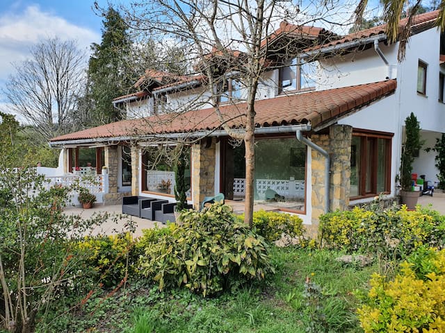 Dreams and friends on the coast of Bilbao. gallery image 2