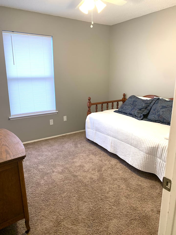 推出和弹出式脚轮=两张单人床