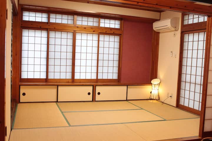 Room ②
●和室です。畳を楽しんで下さい。
●It is a Japanese-style room. Please enjoy tatami.
●这是一间日式客房。 请享受榻榻米。
●일본식 방입니다. 다다미를 즐겨보세요.