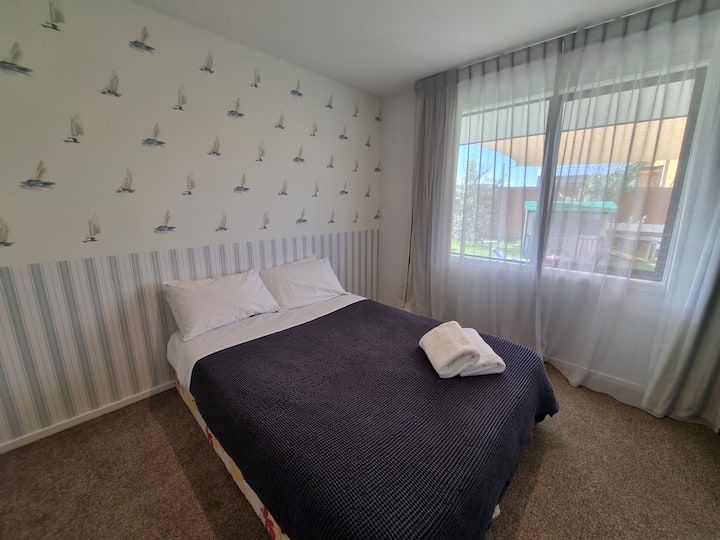 1x брачен кревет (широк 150-179 см)