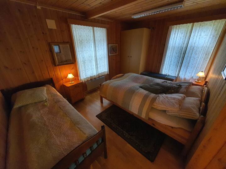 卧室。双人床： 150x200。单人床： 90x200