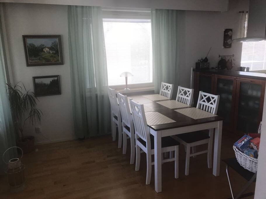 Ruokailutila ja keittiötä
