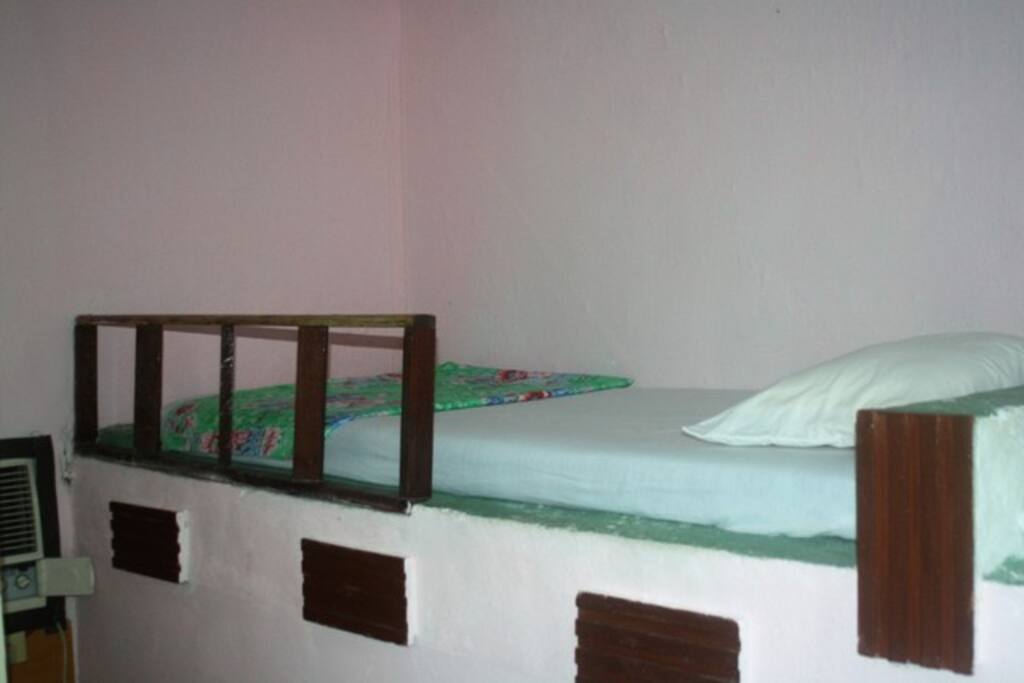 En lo alto y en una típica casa cubana.