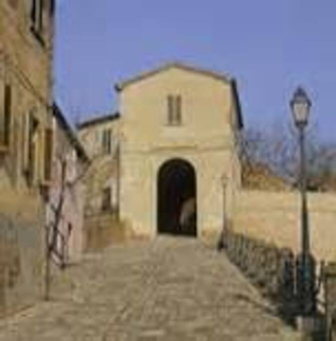 Ingresso al Castello ove situato fun club Valentino Rossi