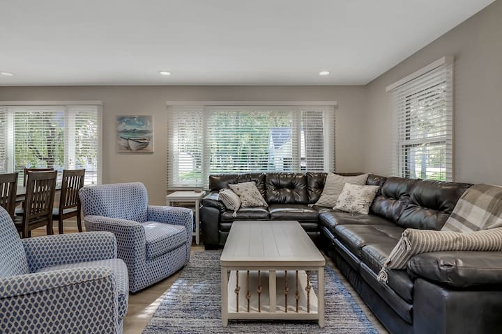 Gli ospiti AMANO il nostro comodo divano e le nostre sedie girevoli