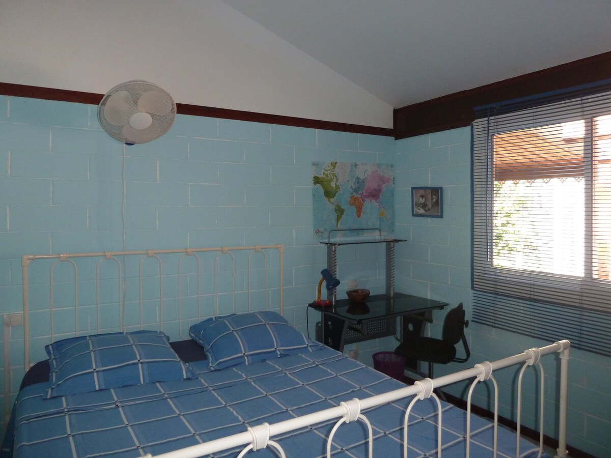 ห้องนอนมี 2 เตียง 160
บนลานบ้าน