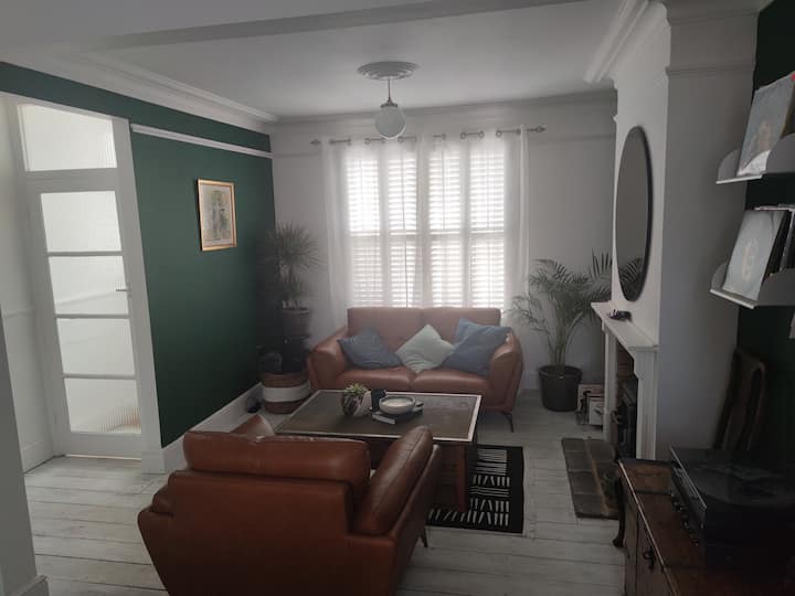 Modern 3-bed Victorian Terrace With Large Garden - Northampton