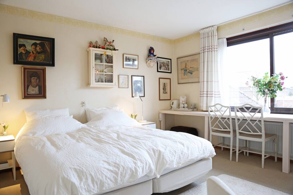 Comfortable bedroom with TV and WIFI