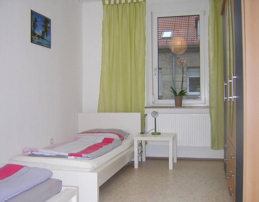 Schlafzimmer (inkl. 2 Schlafgelegenheiten) - bedroom (incl. 2 sleeping accommodations)