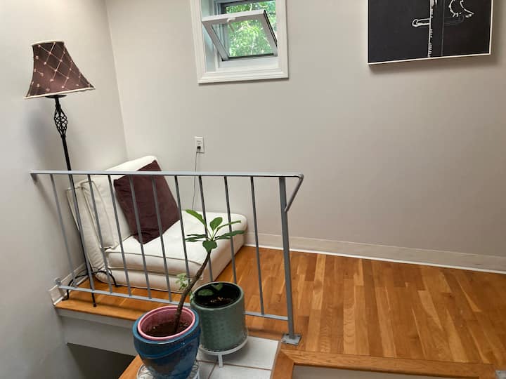 Chaise futon qui donne sur un matelas double.