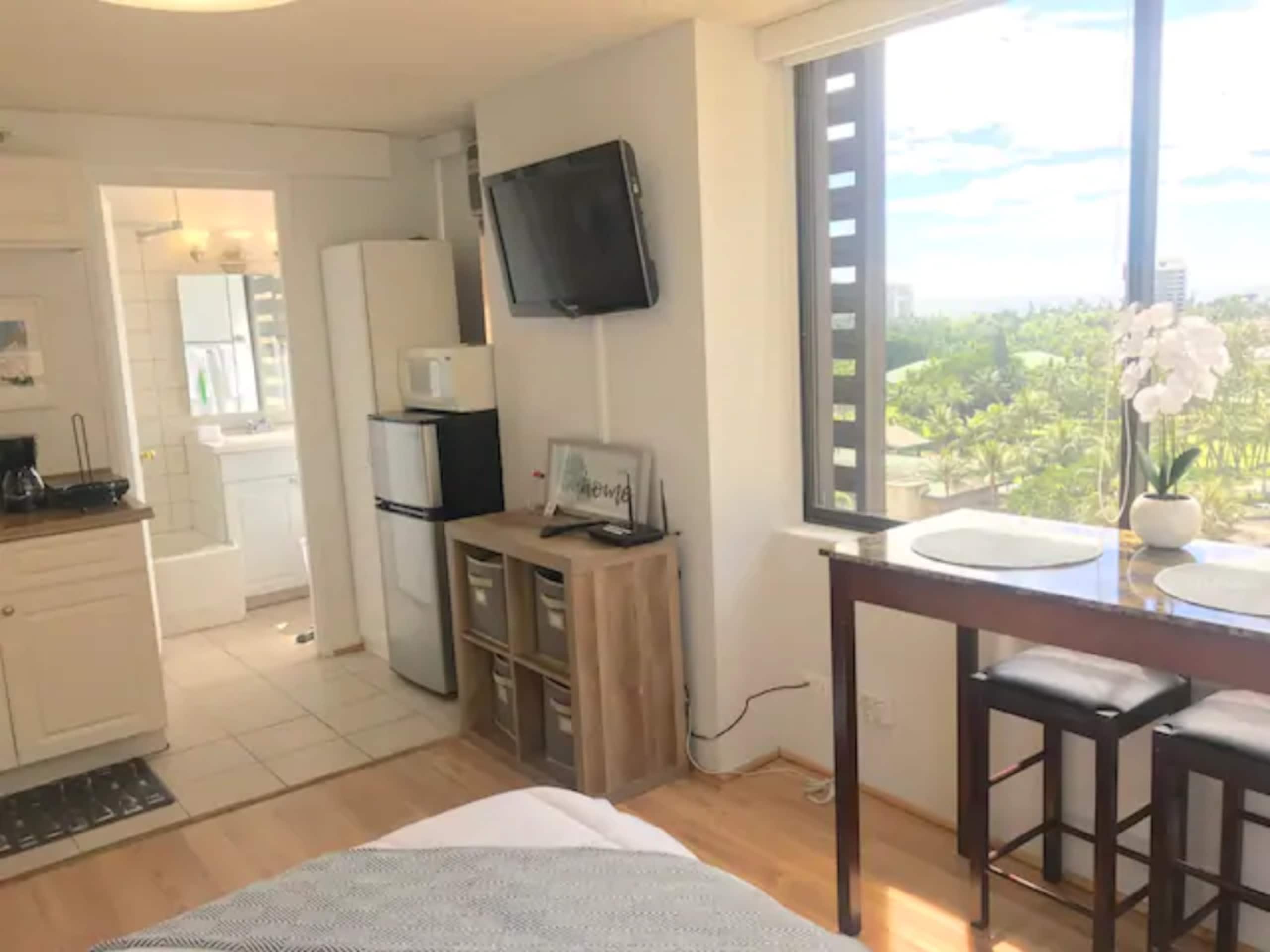 Condo in Honolulu · ★4.75 · Studio · 1 bed · 1 shared bath - Image 3