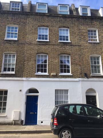 LOADS OF OUTSIDE SPACE IN CENTRAL LONDON. gallery image 5