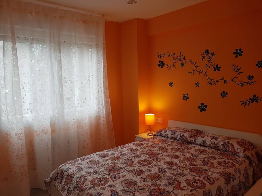 habitación cama doble naranja