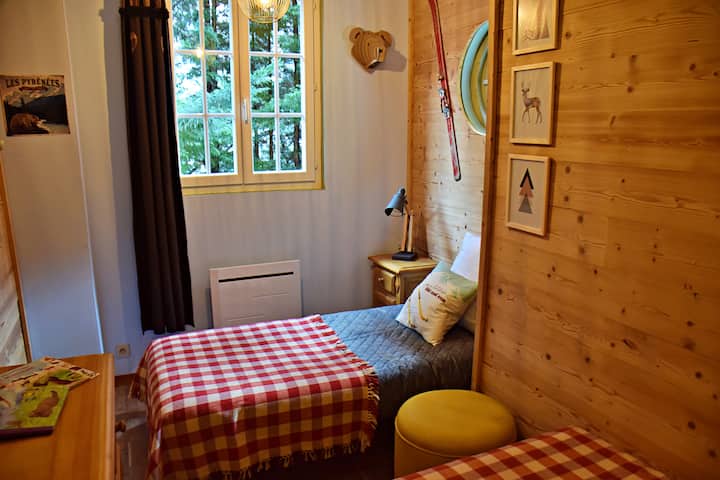 Kids bedroom (two single beds/chest of drawers)