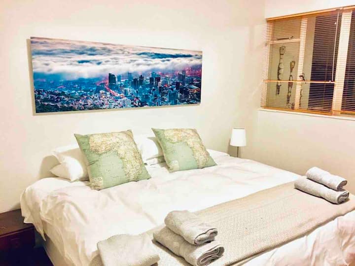 "Kitanda kizuri sana!" - ujumbe kutoka kwa mgeni wa hivi karibuni. Tunapenda tu upatikanaji wetu wa sanaa wa hivi karibuni - mwonekano mzuri wa ukungu maarufu wa Cape Town unaoingia juu ya Bakuli la Jiji...