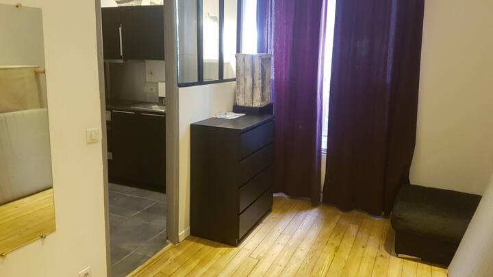 Chumba cha kulala chenye kabati la nguo 