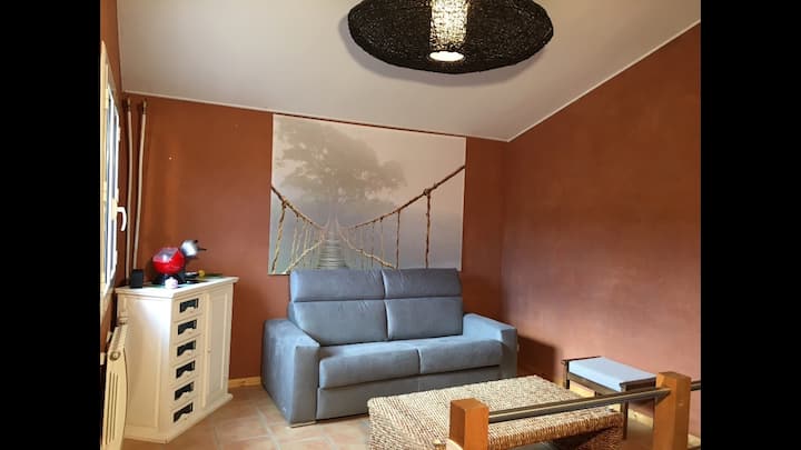 Дневна соба со двоен кауч на спуштање