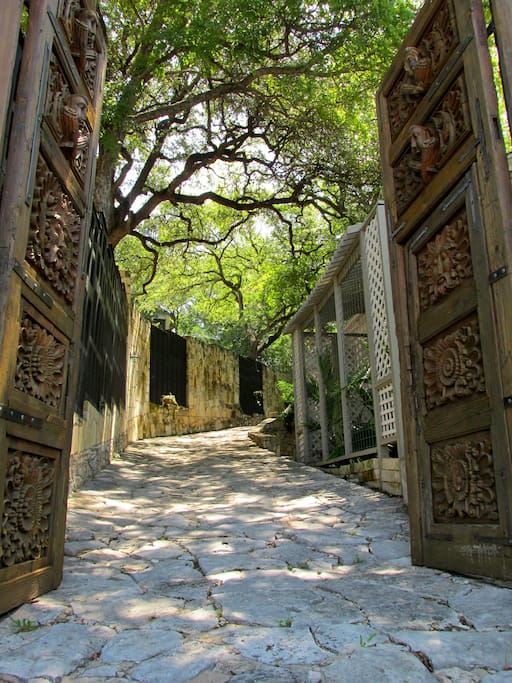 Downtown Austin Treehouse  Guesthouses for Rent in Austin, Texas, United States
