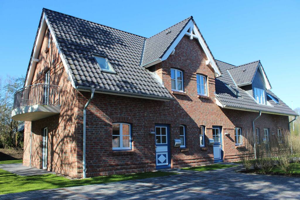 Die Wohnung Nr. 5 befindet sich von der Straße ausgehen ganz rechts.