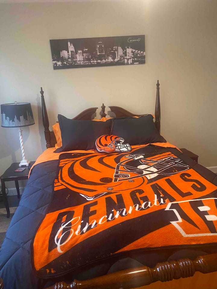 Cincinnati themakamer queensize bed ingericht met 32inch hd rouku TV 