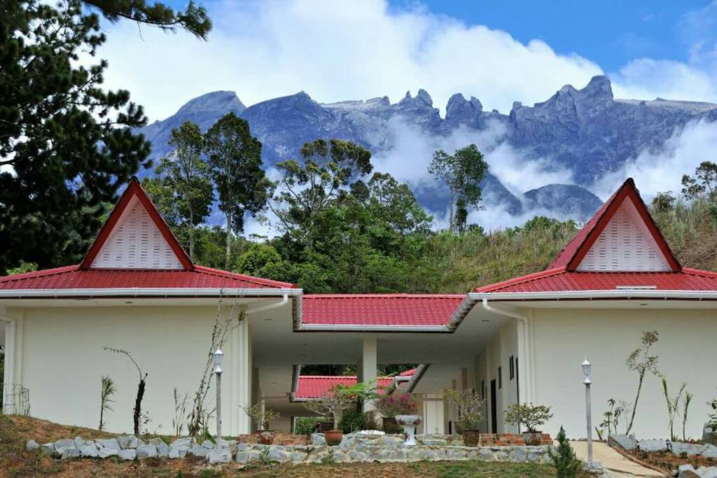 Rooms area. See the view thru carpark area