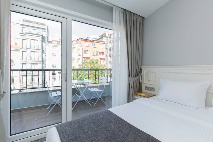 Beautiful location 4 mins to Square