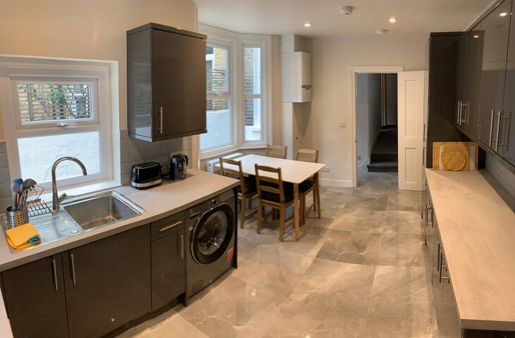 Stunning House in central location gallery image 2