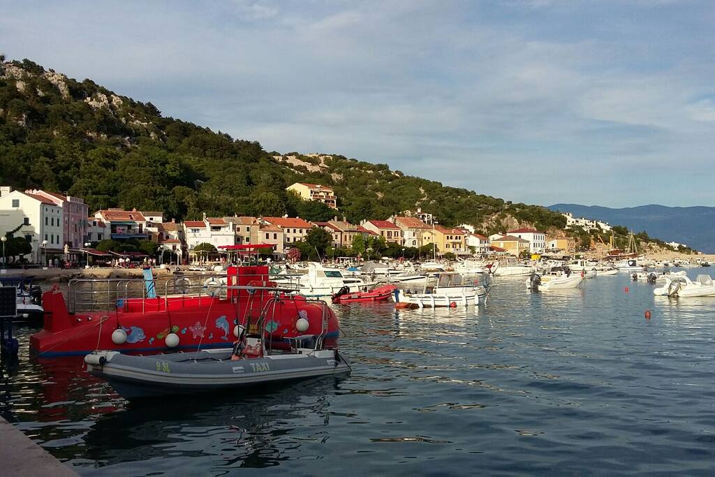 The house is centrally positioned in the Fisherman's harbour.
